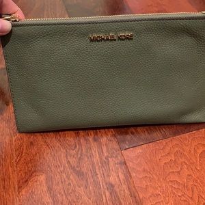 Michael Kors Zip wristlet pouch EUC